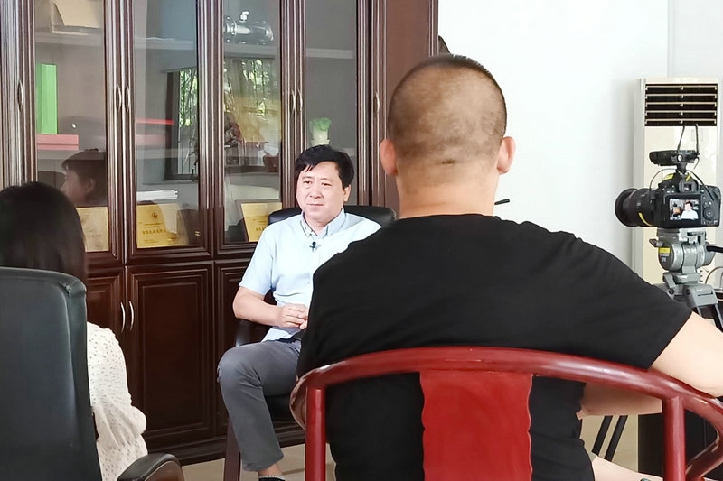 總經(jīng)理接受記者采訪(fǎng)